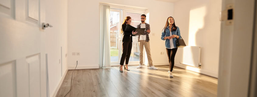 Immobilienmakler mit Suchenden