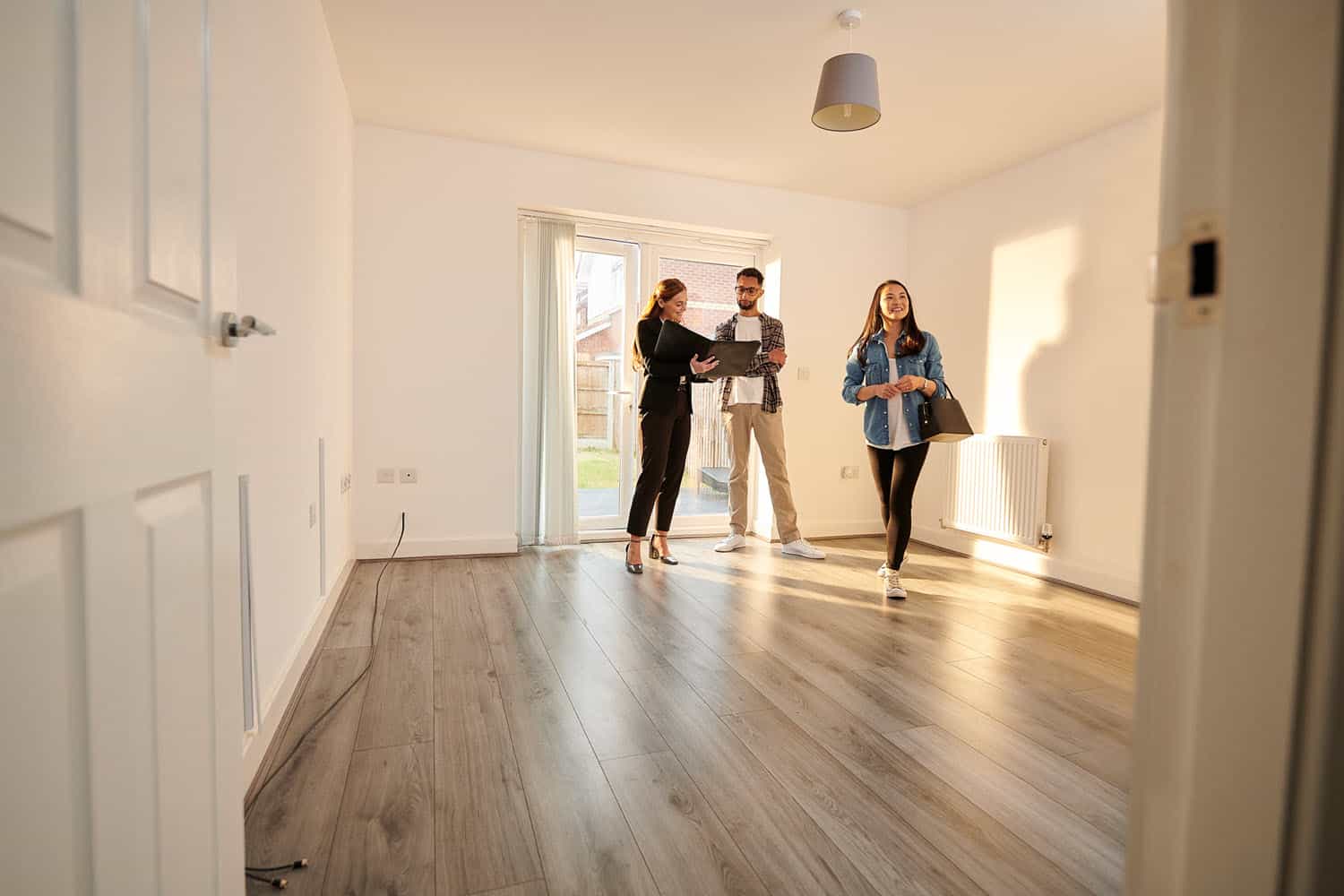 Immobilienmakler mit Suchenden